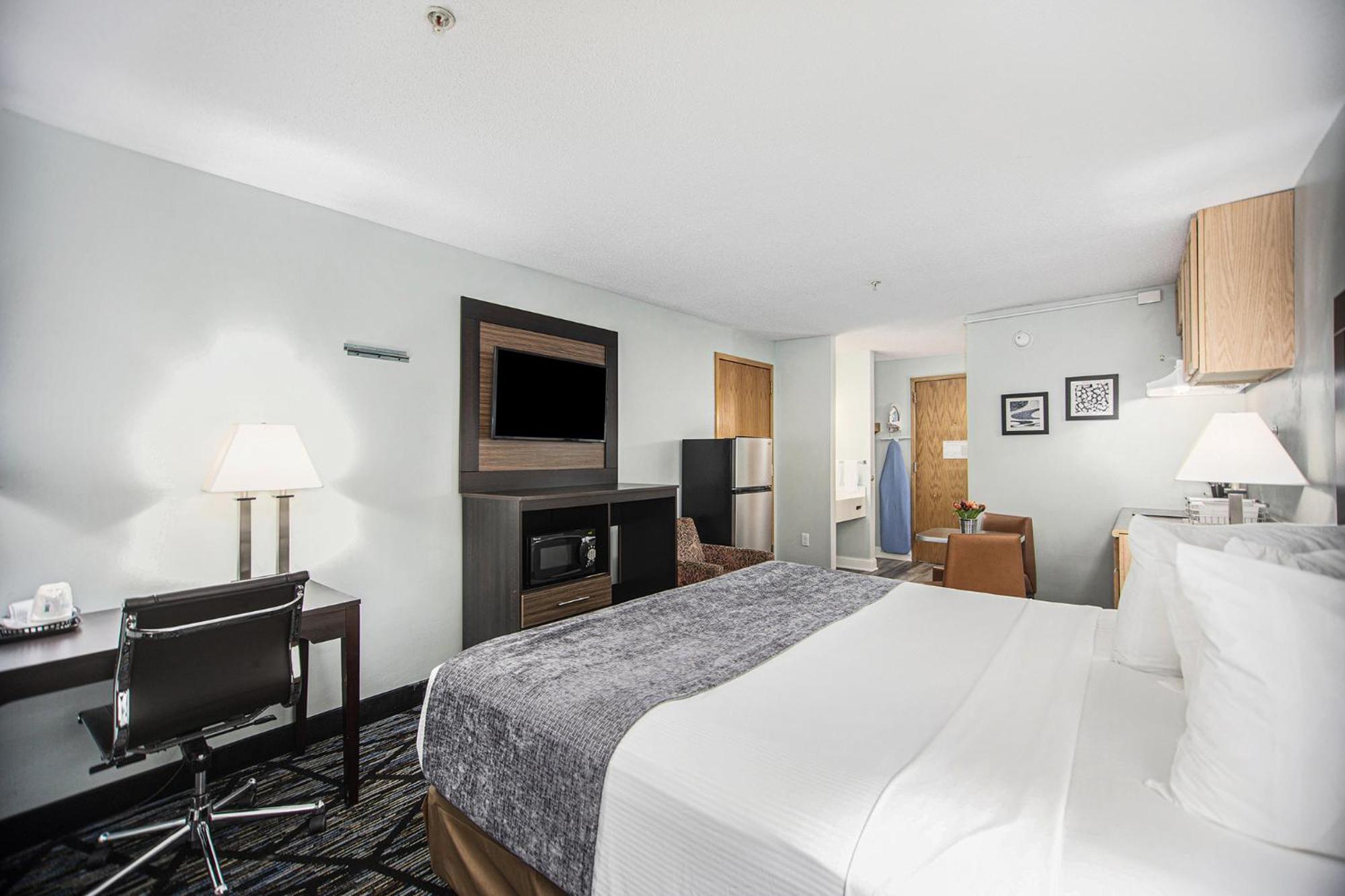 Baymont By Wyndham Grand Haven Motel Exterior photo