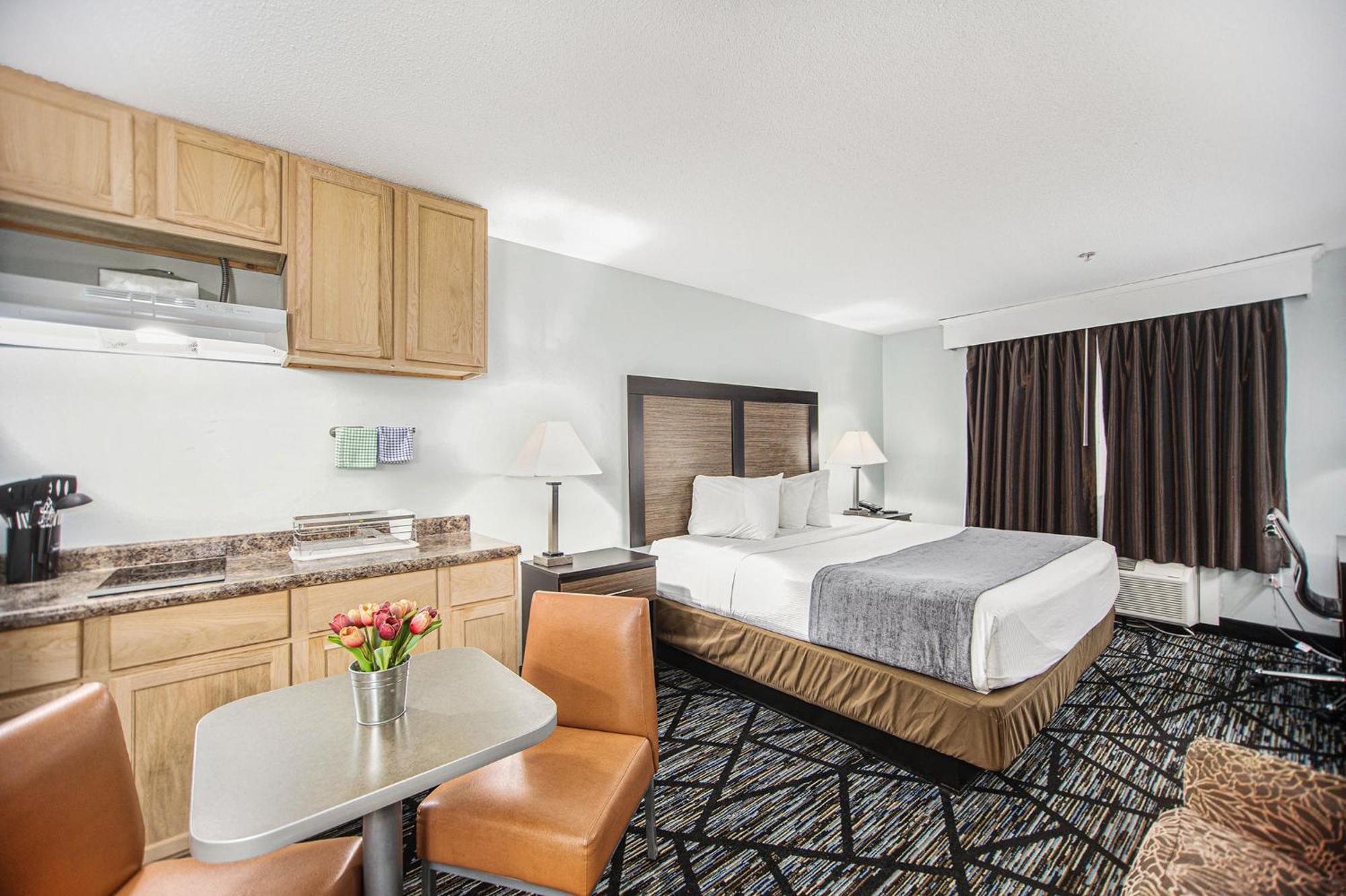 Baymont By Wyndham Grand Haven Motel Exterior photo