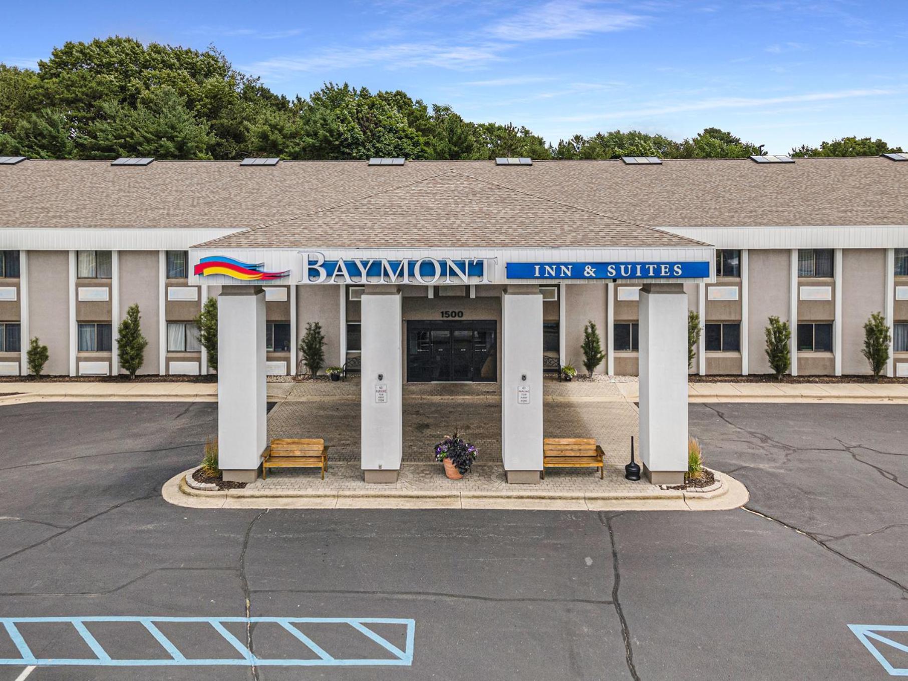 Baymont By Wyndham Grand Haven Motel Exterior photo