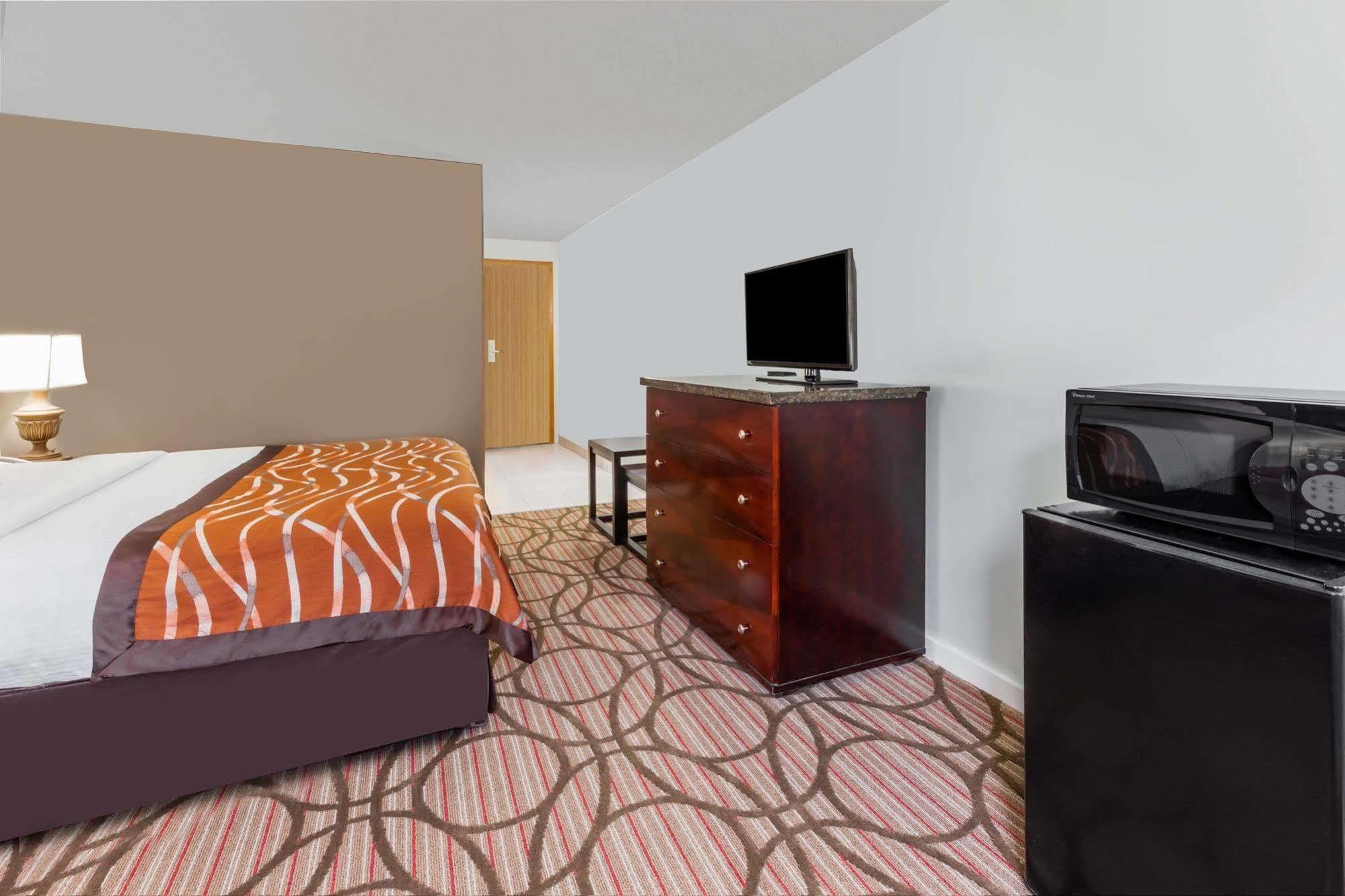 Baymont By Wyndham Grand Haven Motel Exterior photo