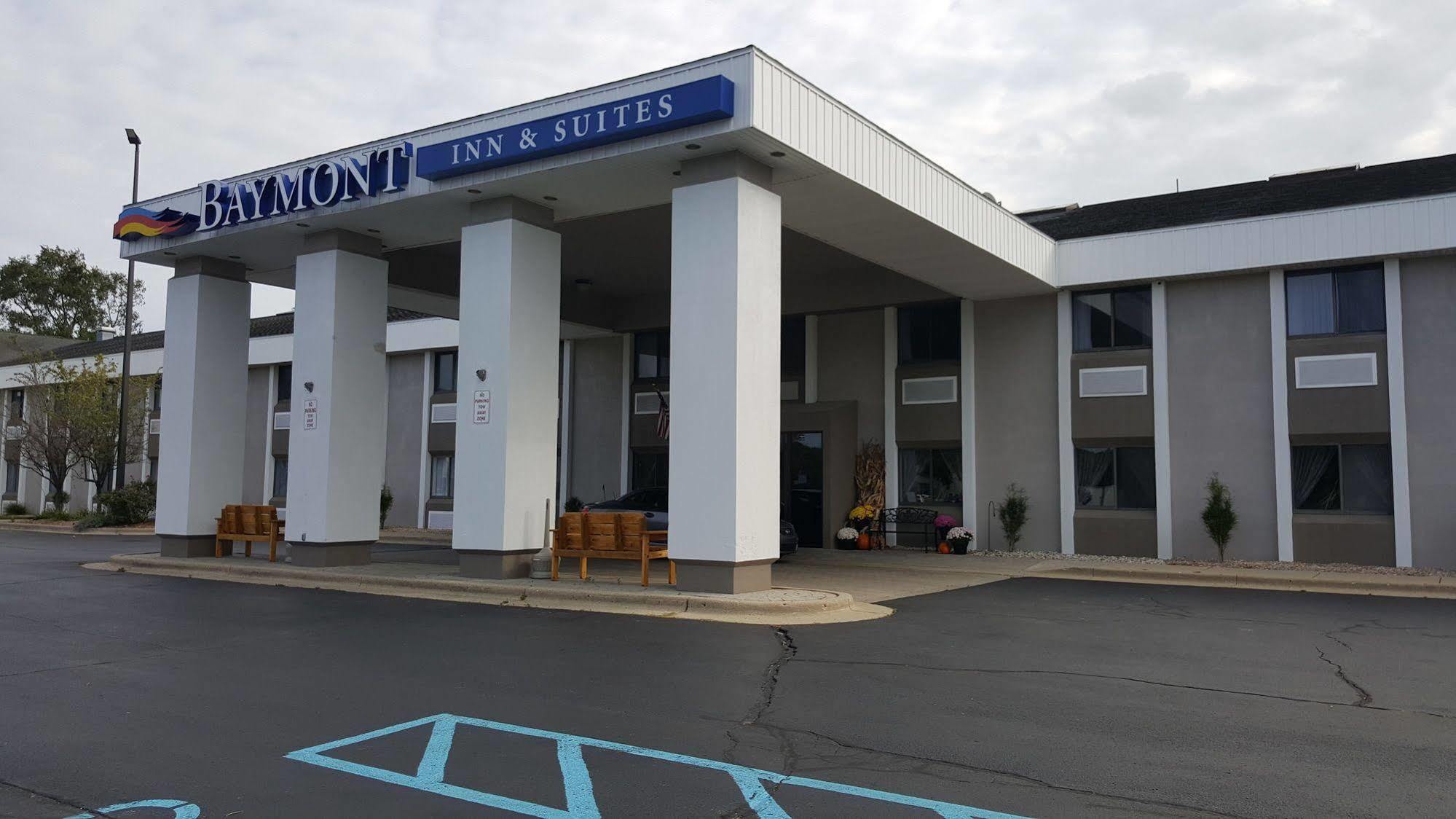 Baymont By Wyndham Grand Haven Motel Exterior photo